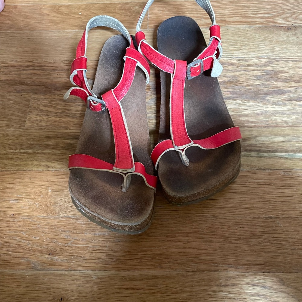 Red strap flat sandals Nagore recycled